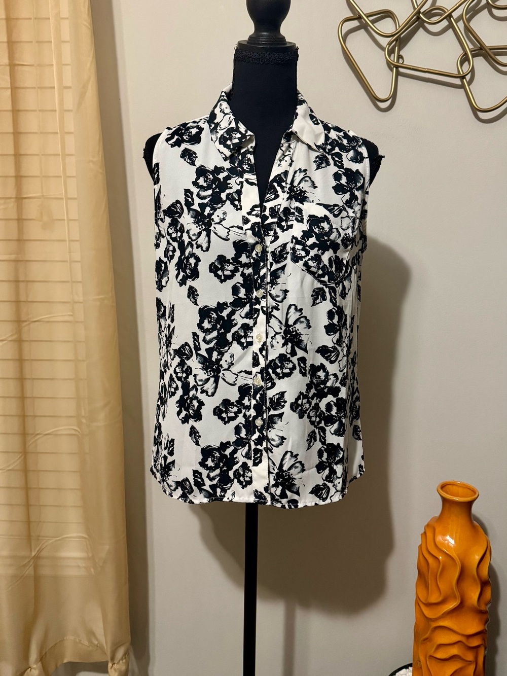 The Limited Black & White Floral Sleeveless Button-Up Blouse